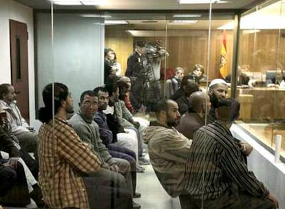 Los procesados por la Operación Nova, en la sala de vistas, en febrero pasado. Con gorro blanco, Abdelkrim Bensmail, uno de los absueltos.