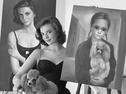 La actriz Natalie Wood muestra los dos retratos de su casa en Bel Air, pintados por Margaret y Walter Keane.