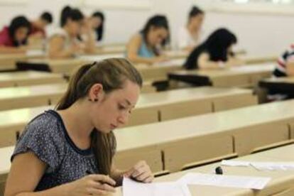 Una joven realiza un examen de selectividad. EFE/Archivo