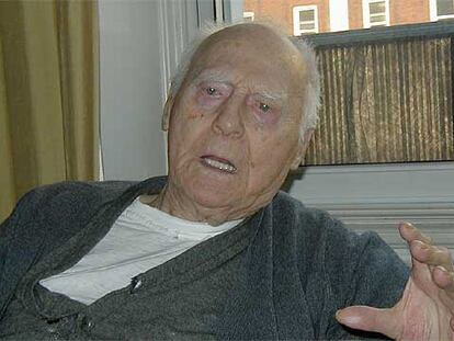 Pedro Escobal, en su casa de Nueva York en 2000, con 97 años.