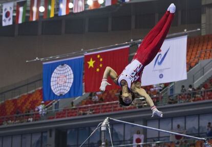 El japonés Uchimura en la barra fija.