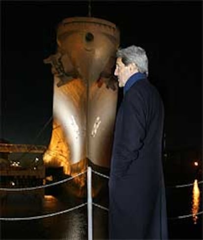 Kerry, ante el <i>USS Wisconsin</i>, anclado en Norfolk, durante su visita a Virginia, que celebra primarias el 10.