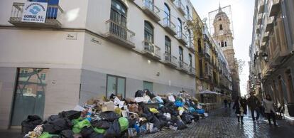 Basura acumulada en una de las calles céntricas de Málaga.