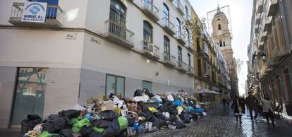 Basura acumulada en una de las calles c&eacute;ntricas de M&aacute;laga.