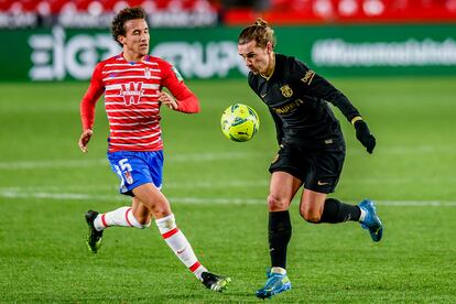 Griezmann controla el balón ante Milla, en el partido del Barcelona en Granada.