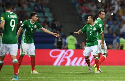 Herrera felicita a Fabián por su solitario gol contra Alemania