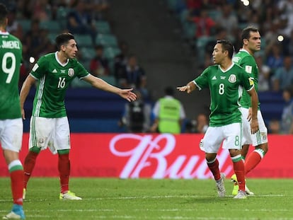 Herrera felicita a Fabi&aacute;n por su solitario gol contra Alemania