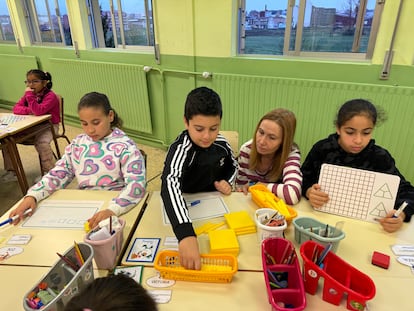 Alumnos de Cuarto de Primaria del CEIP Gumersindo Azcárate (León), en una clase de Matemáticas manipulativas.