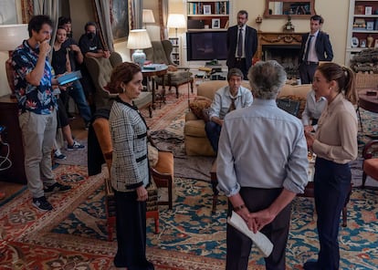 El director Félix Viscarret (izquierda) dirige una escena con Adriana Ozores y Patricia López Arnaiz.