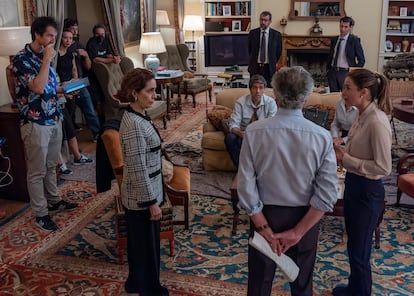 El director Félix Viscarret (izquierda) dirige una escena con Adriana Ozores y Patricia López Arnaiz.