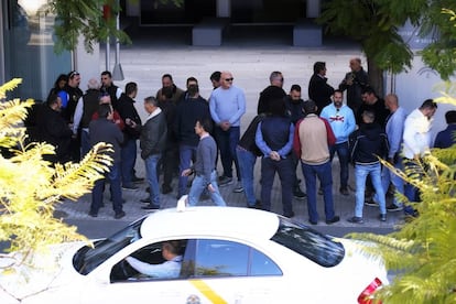 Un grupo de taxistas se concentra frente a la sede de la Consejería de Fomento de la Junta en Sevilla. 