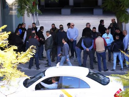 Un grupo de taxistas se concentra frente a la sede de la Consejería de Fomento de la Junta en Sevilla. 