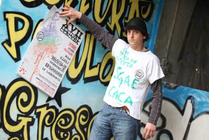 Xosé Bocixa, uno de los organizadores del festival de Cerceda, sostiene un cartel con los participantes.