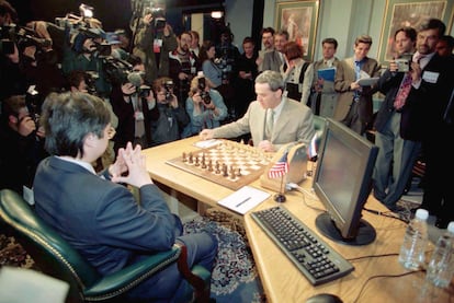 Kaspárov, con blancas, poco antes del comienzo de la primera partida del duelo de 1997 en Nueva York frente a Deep Blue; a la izquierda, Feng-Hsiung Hsu, uno de los programadores.