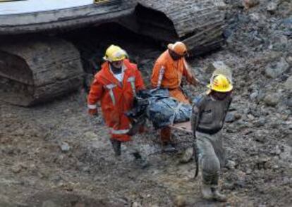 Miembros de los bomberos y la Defensa Civil colombiana rescatan a una persona tras el derrumbe de una mina de oro en el departamento colombiano del Cauca. EFE/Archivo
