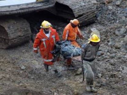 Miembros de los bomberos y la Defensa Civil colombiana rescatan a una persona tras el derrumbe de una mina de oro en el departamento colombiano del Cauca. EFE/Archivo