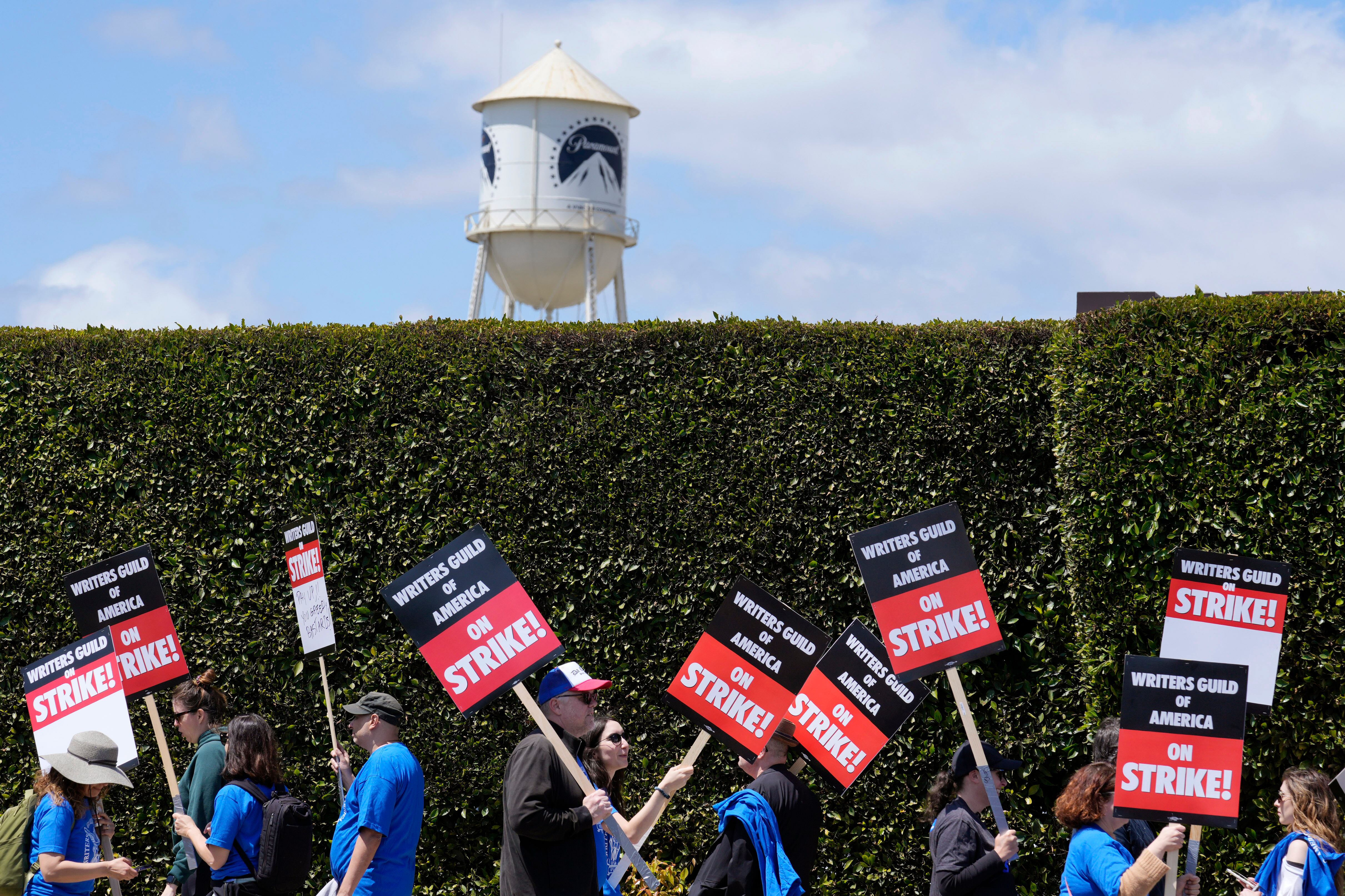 Un grupo de guionistas protesta afuera del estudio Paramount, en Los Ángeles.