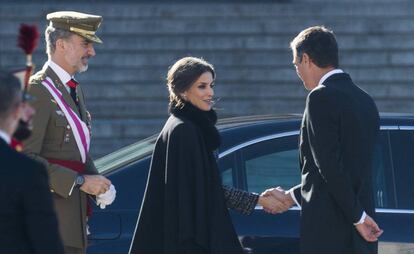 El presidente del Gobierno, Pedro Sánchez, ha recibido a los Reyes a su llegada, a las 12:00 horas, a la Plaza de la Armería del Palacio Real para dar comienzo a la ceremonia de la Pascua Militar.