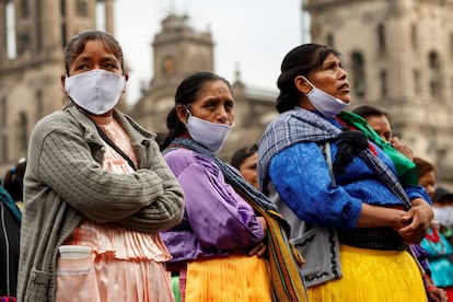 Un grupo de artesanas indígenas, esta semana frente al Palacio Nacional.