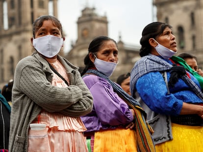 Artesanos indígenas protestan frente al Palacio Nacional el lunes 11 de mayo de 2020.