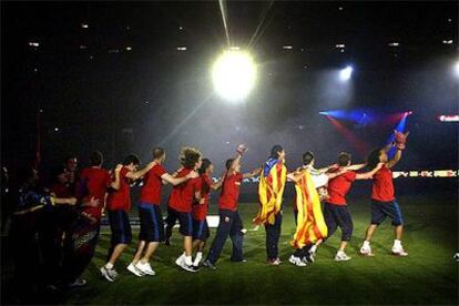 Los jugadores del Barcelona, encabezados por Ronaldinho, en plena celebración en el césped del Camp Nou.