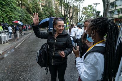 Una mujer pide información para votar en el centro de votación en Corferias, en Bogotá.
