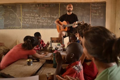 Ferrán Guallar ameniza con una guitarra una de las acciones educativas en un colegio de Dindefelo. Este economista catalán, presidente del IJG en España, fue el primer impulsor del programa en Senegal.