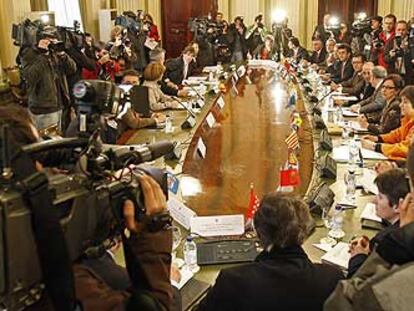 La ministra de Medio Ambiente, Rural y Marino, Elena Espinosa, a la izquierda, preside la reunión con los consejeros responsables del agua.