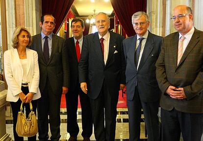 Desde la izquierda, la fiscal jefe de Bizkaia, Carmen Adán; Noreña; el presidente del Tribunal Superior, Juan Luis Ibarra; el alcalde de Bilbao, Iñaki Azkuna; el fiscal general del Estado, Eduardo Torres-Dulce; y Calparsoro, ayer, durante una recepción en el Ayuntamiento de la capital vizcaína.