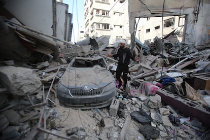 Un palestino inspecciona los daños causados por un bombardeo sobre el campo de refugiados de Shati, en la ciudad de Gaza, este lunes.