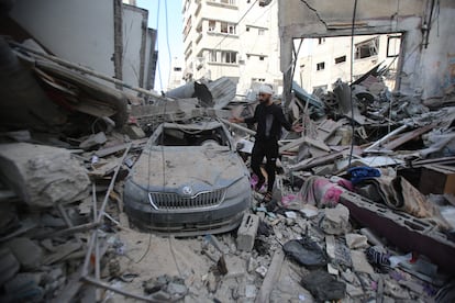 Un palestino inspecciona los da?os causados por un bombardeo sobre el campo de refugiados de Shati, en la ciudad de Gaza, este lunes.