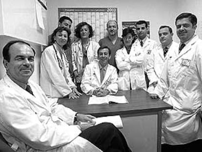 Miembros de los equipos de trasplante de pulmón de los hospitales Puerta de Hierro y Clínico de Madrid: de izquierda a derecha: Andrés Varela (sentado en primer término), Mari C. Carreño, Carlos Crego, Piedad Ussti, Javier Gómez, Mar Córdoba, Joaquín Calatayud, Florentino Hernando, Francisco del Río y, sentado en el centro, José Ramón Núñez.