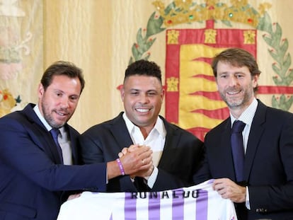 Óscar Puente, prefeito de Valladolid; Ronaldo e Carlos Suárez, no dia em que apresentaram a entrada do brasileiro no Valladolid.