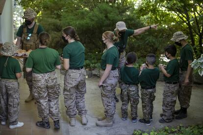 En el campamento, la disciplina es como en un cuartel aunque no hay calabozos y con los más pequeños se abre la mano.

