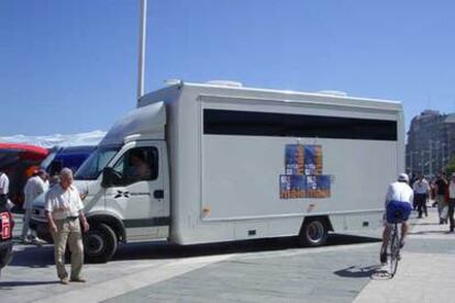 Furgoneta de la campaña <i>Camiños de concordia,<i> utilizada por el PP en un acto electoral en A Coruña.