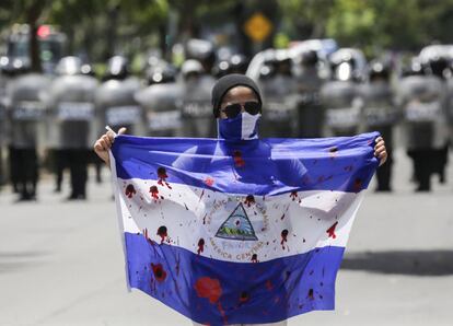 Un manifestante muestra una bandera sangrienta durante una protesta contra el gobierno del presidente nicaragüense Daniel Ortega en Managua.