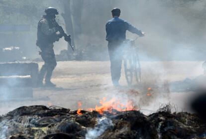 Tropas ucranianas lutam para sufocar o levante em Slaviansk.