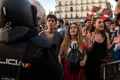 Manifestantes independentistas catalanes increpan a la Policía.