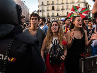 Manifestantes independentistas catalanes increpan a la Policía.