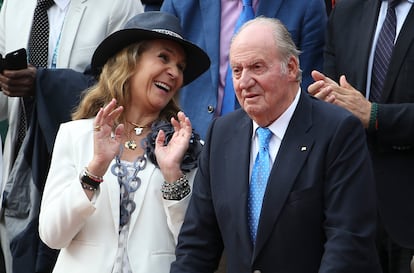Doña Elena sigue siendo fiel a su hermano, pero nunca ha dejado de mostrar su apoyo a su padre y a su hermana. En la imagen, junto a don Juan Carlos, celebrando la victoria de Rafa Nadal en el Roland Garros de 2019, en París. 