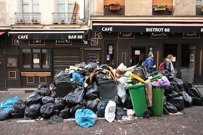 Dos personas pasean por una calle de París, este lunes.