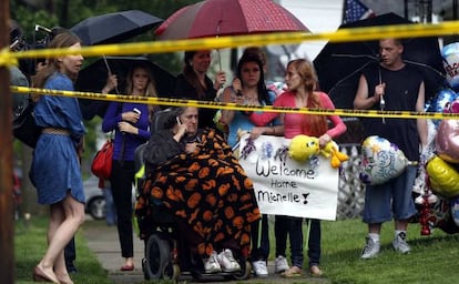 La abuela de Michelle Knight espera a la puerta de la casa de Gina DeJesus.