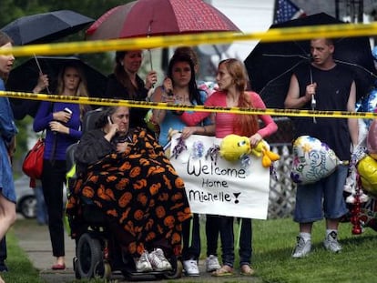 La abuela de Michelle Knight espera a la puerta de la casa de Gina DeJesus.