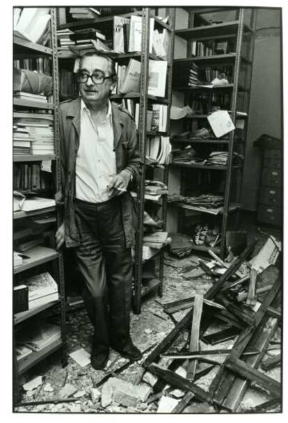 Joan Fuster a la biblioteca de casa seva a València després de l'atemptat.