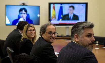 De izquierda a derecha, Elsa Artadi, portavoz del Govern, el president Quim Torra y el portavoz de Junts per Catalunya, Albert Batet, en la reunión de este viernes en el Parlament.