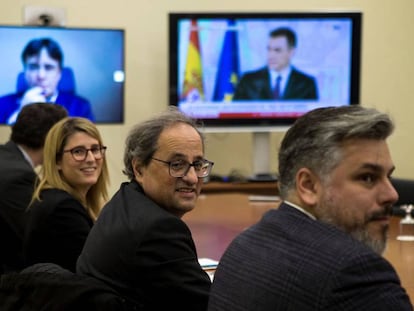 De izquierda a derecha, Elsa Artadi, portavoz del Govern, el president Quim Torra y el portavoz de Junts per Catalunya, Albert Batet, en la reunión de este viernes en el Parlament.