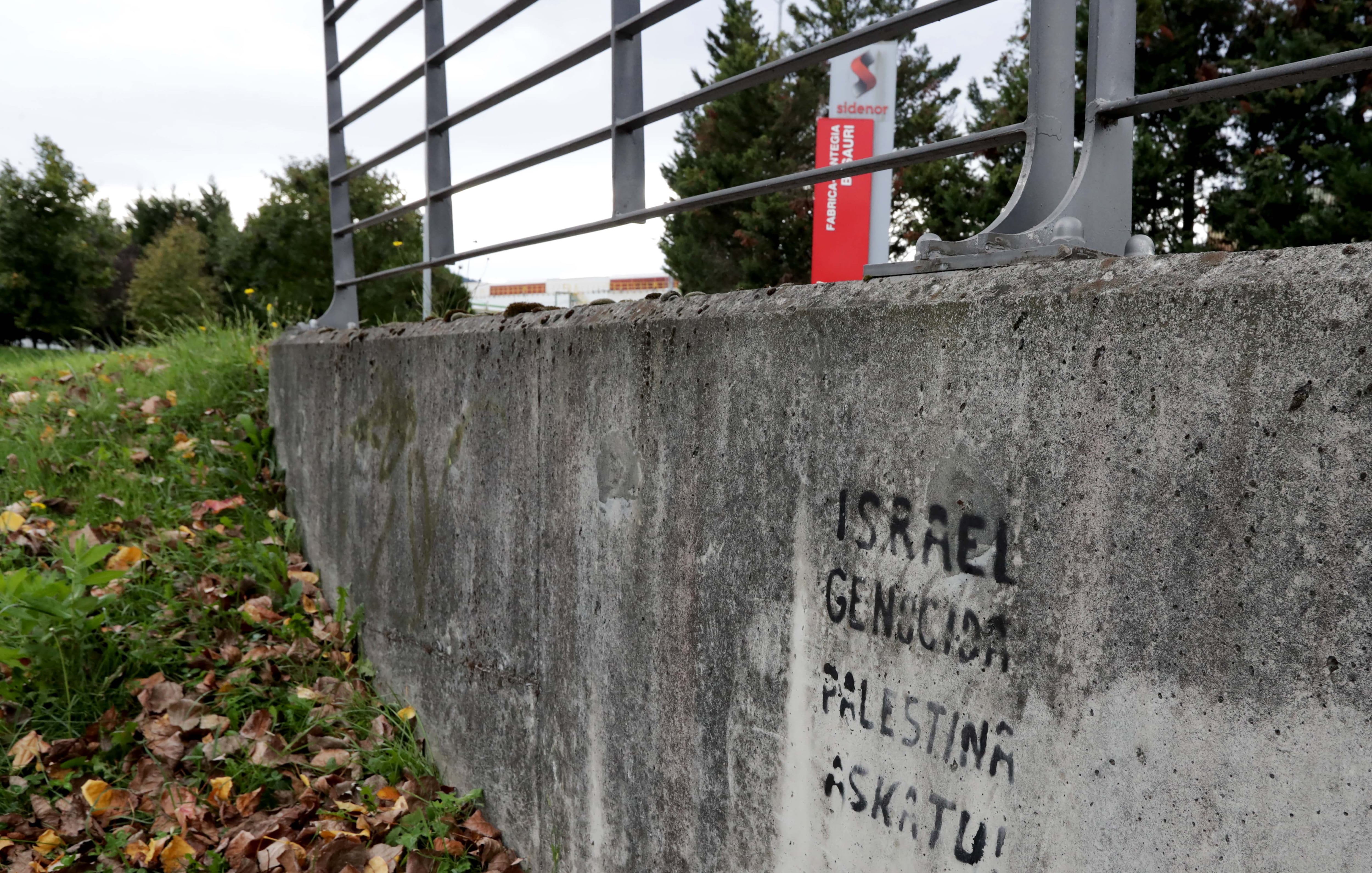 Pintada de “Israel genocida, Palestina askatu! [libre]” en las proximidades de la acería de Sidenor.