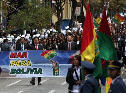 Ciudadanos bolivianos participan de los actos por el Día del Mar.