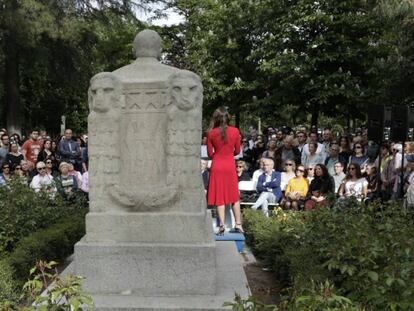 Lectura dramatizada de Irene Escolar y Alberto San Juan junto a la estatua de Benito Perez Gald&oacute;s, en mayo.