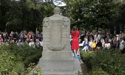 Lectura dramatizada de Irene Escolar y Alberto San Juan junto a la estatua de Benito Perez Gald&oacute;s, en mayo.